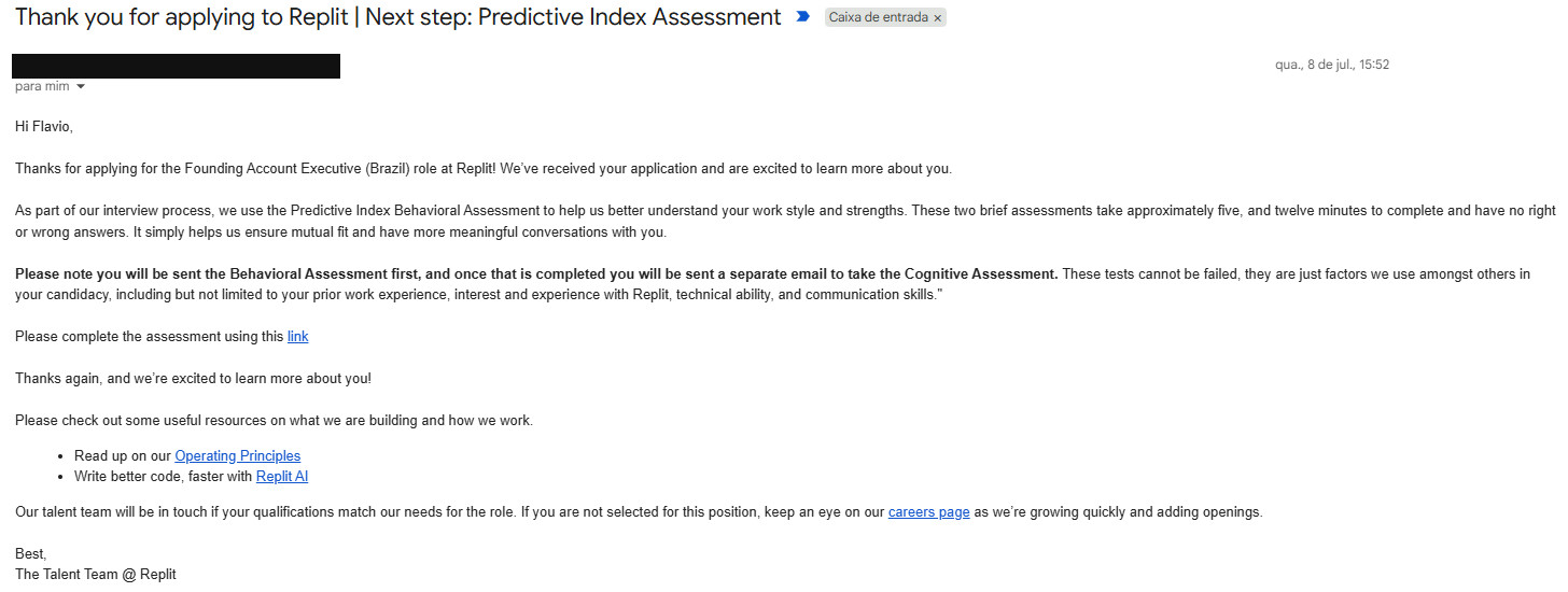 Captura de e-mail da Replit sobre a próxima etapa do processo seletivo (avaliação de perfil comportamental) para a vaga de Founding Account Executive (Brasil), com remetente ocultado por tarja
